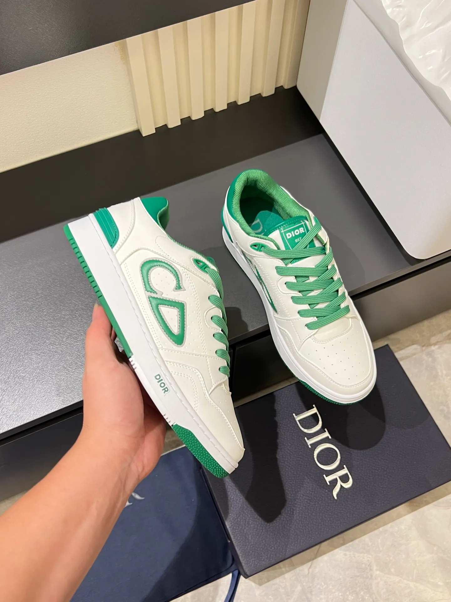 Men's shoes 💰p440 "Dio*" mid-top B27 casual sneakers. This B27 high-top sneaker is a new product in the series and continues Di*r's classic style. Crafted from gray and white smooth calf leather with beige and black Oblique print panels on the sides. The "CD Icon" shaped shoelace eyelets are clever and delicate, and the two-color rubber sole, rear collar and heel are all equipped with the brand's iconic details to enhance the style. Oblique printed straps at the ankle allow for an adjustable fit to complement the overall design. Fashionable and versatile, it can complement any look. Create an exquisite design with unique dynamic vitality and modern atmosphere, presented in low-top and high-top styles. This new must-have shoe adds a new dimension to Dior's archive heritage, embodying modern elegance. Purchase the original version and make it 1:1. If you need top quality, please come to me! Male 38-44!